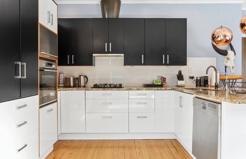Parnell House | Sunny all year, Private swimming pool by the bay and parks