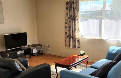 Henderson House | Sunny and cosy centrally located 2 BD entire house