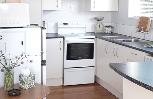 Dunedin House | Sunny and private 2 bed Wakari home elevated with views over harbour