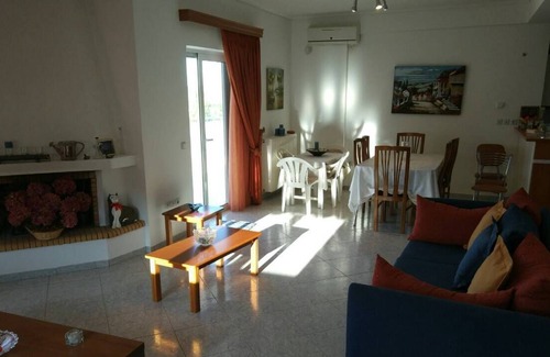 Kropia House | Sunny and spacious 2 bed house close to beaches