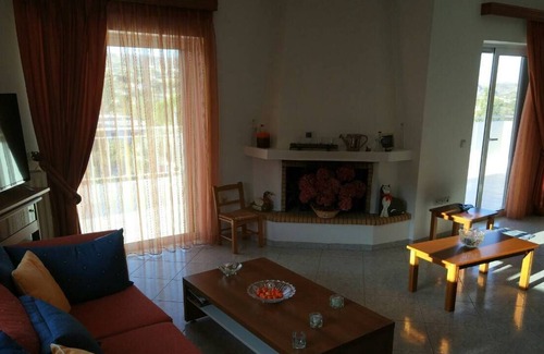 Kropia House | Sunny and spacious 2 bed house close to beaches