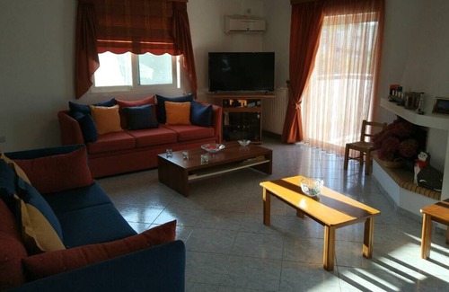 Kropia House | Sunny and spacious 2 bed house close to beaches