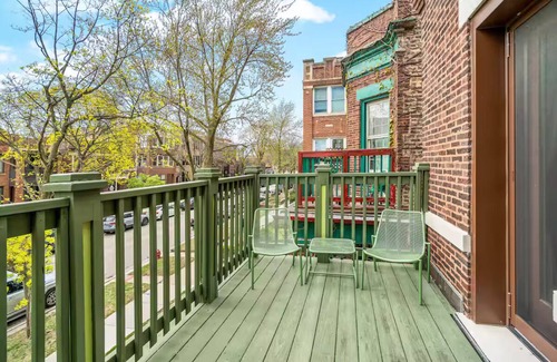 Edgewater Apartment | Sunny Andersonville Retreat - 2BD-1BTH + Office