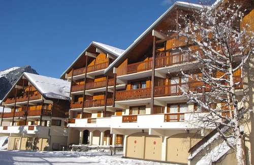 Pralognan-la-Vanoise Apartment | Sunny Apartment, Prime Location Near Shops and Cable Car