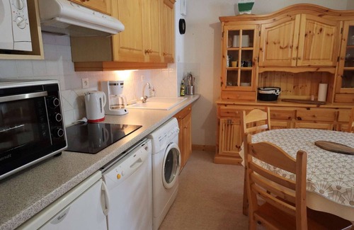 Beaufort Apartment | Sunny Apartment in Beaufort: 2BR, 4-6 Guests, Parking, Terrace, Stunning Mountain Views