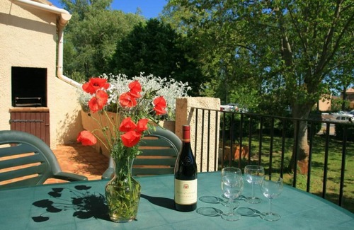 Capestang Apartment | Sunny apartment overlooking Canal du Midi in Capestang, walk to 6 restaurants!