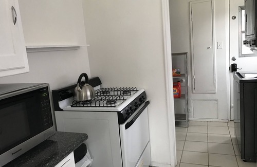 Eagle Rock Apartment | Sunny Apartment with a Mountain View in Central Eagle Rock