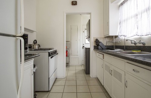 Eagle Rock Apartment | Sunny Apartment with a Mountain View in Central Eagle Rock