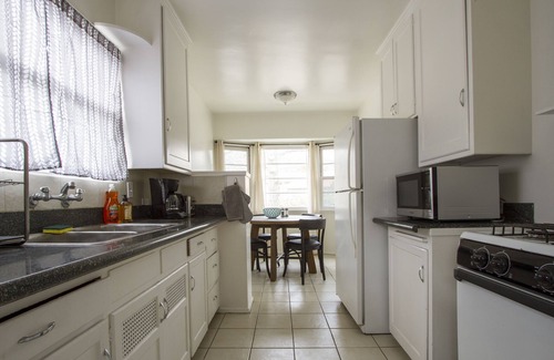 Eagle Rock Apartment | Sunny Apartment with a Mountain View in Central Eagle Rock