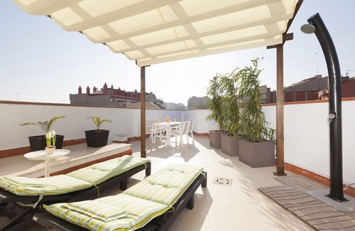 El Guinardo Apartment | SUNNY ATTIC, 2 TERRACES, PRIVATE SOLARIUM, 3 ROOM, 2 BATHS. 3 MIN TO SUBWAY.