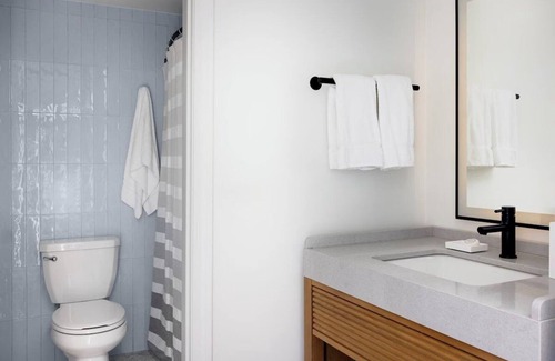 South Yarmouth Hotel | Sunny Beachfront Room w/Pool View:Family Fun w/Pool & Scenic Afternoon Stroll