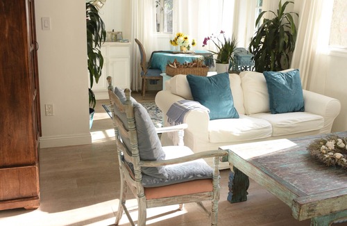 Pico Apartment | Sunny, beachy suite, walk 1.2 mile to beach, Santa Monica Pier, 3rd St Promenade