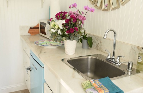 Pico Apartment | Sunny, beachy suite, walk 1.2 mile to beach, Santa Monica Pier, 3rd St Promenade