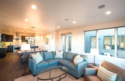Bend House | Sunny Bend days! Resort amenities ~ parking ~ wifi ~ fire pit ~ hot tub