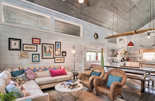 Crystal Beach Cottage | Sunny Bolivar Stilted Cottage: Walk to Beach!