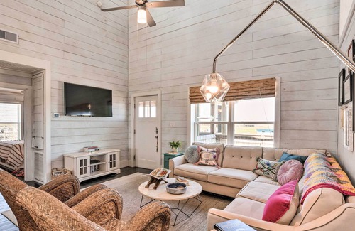 Crystal Beach Cottage | Sunny Bolivar Stilted Cottage: Walk to Beach!
