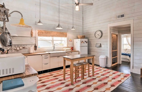 Crystal Beach Cottage | Sunny Bolivar Stilted Cottage: Walk to Beach!