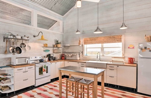 Crystal Beach Cottage | Sunny Bolivar Stilted Cottage: Walk to Beach!