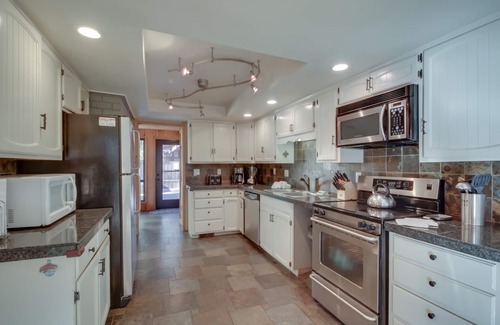 Sunriver Cabin | Sunny Cabin with Private Hot Tub, - Dogs Welcome