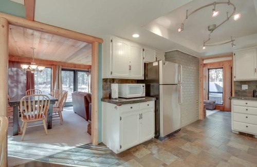 Sunriver Cabin | Sunny Cabin with Private Hot Tub, - Dogs Welcome