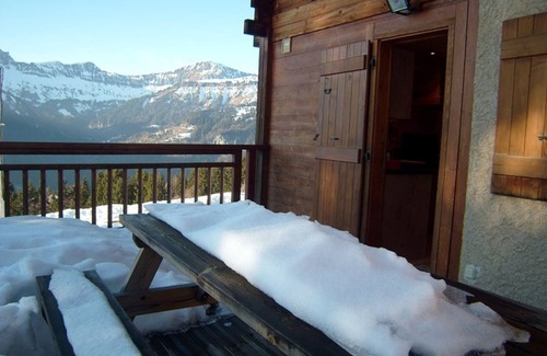 Cohennoz Ski Chalet | Sunny Chalet for 8, near slopes, WiFi, garage, pet-friendly, equipped kitchen, 4 bedrooms