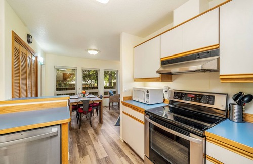 Manzanita House | Sunny Chalet MCA#50350-1 block to beach, fenced yard, Dogs Ok