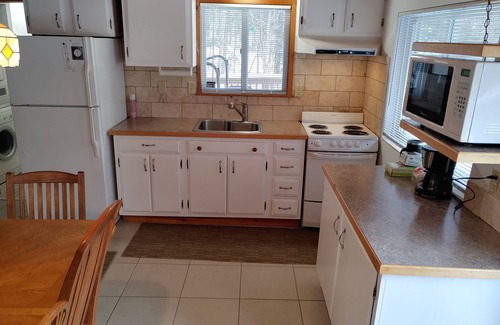 Naples Cottage | Sunny, cheerful, 3 bedroom family cottage on Sebago Cove. Sleeps 8!