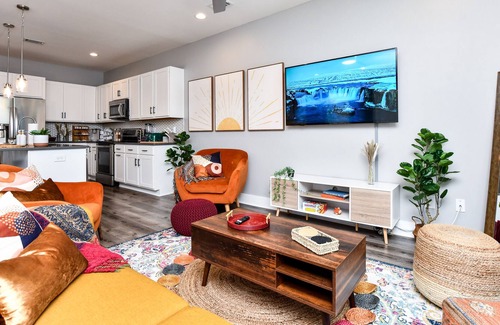 Dunean Apartment | Sunny Cityside Boho Hideaway - KING Beds, Workdesks, Balcony! Close to Downtown