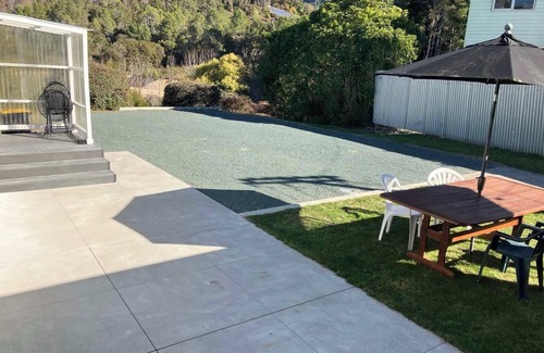Kaiteriteri House | Sunny, Classic Kiwi Beach House! Central to Beach and mountain bike park