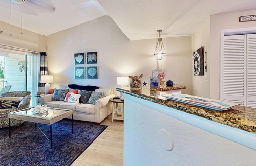 Ocean Side Village Condo | Sunny condo close to beach with pool, beach access, & washer/dryer