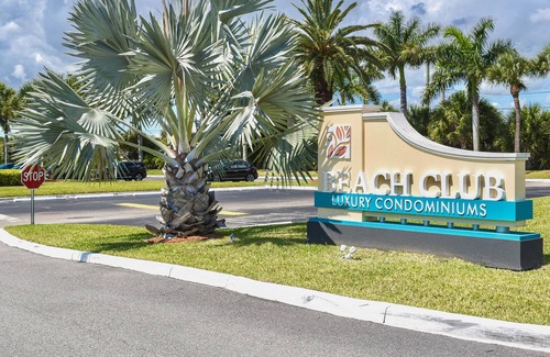 Ocean Side Village Condo | Sunny condo close to beach with pool, beach access, & washer/dryer