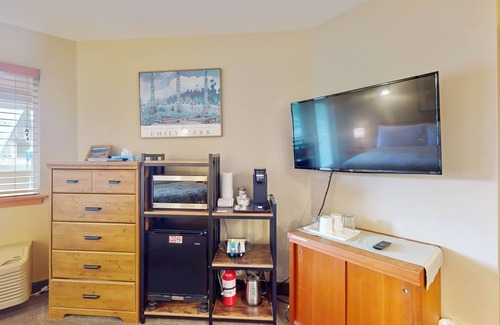 Downtown Leavenworth Apartment | Sunny condo w/a balcony, shared pools, hot tub, game room - near downtown