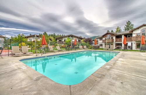 Downtown Leavenworth Apartment | Sunny condo w/a balcony, shared pools, hot tub, game room - near downtown