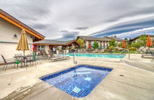 Downtown Leavenworth Apartment | Sunny condo w/a balcony, shared pools, hot tub, game room - near downtown