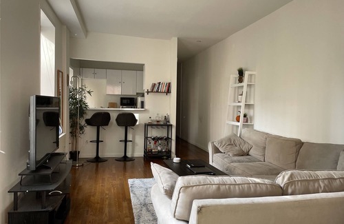 Tudor City Apartment | Sunny Corner Unit Studio Apartment in Midtown East