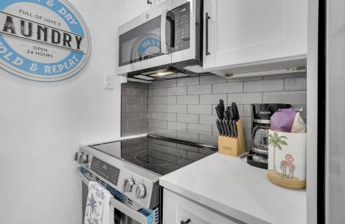 The Cove Apartment | Sunny Cottage Vibes! Beach & Dining Walkable