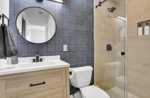 The Cove Apartment | Sunny Cottage Vibes! Beach & Dining Walkable