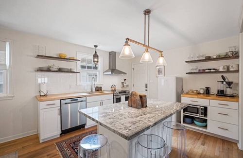 Charlottesville House | Sunny & Cozy Walkable Downtown Cottage