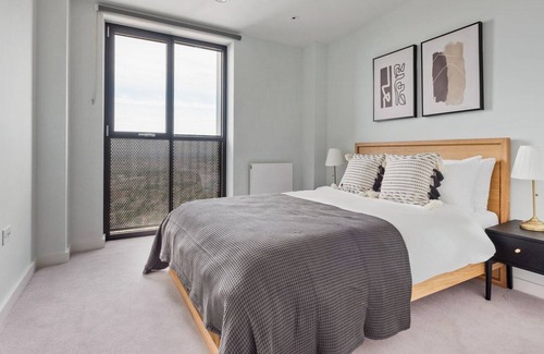 Fairfield Apartment | Sunny Croydon 2BR w/ Gym & Concierge, nr Tube, by Blueground