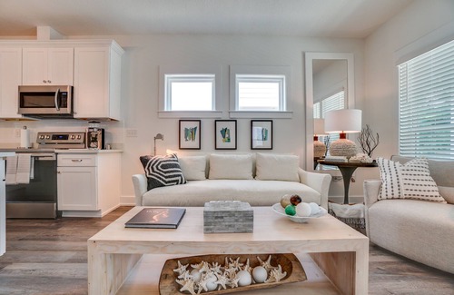 El Centro Beach House | Sunny Day - Walk to beach- community pool!
