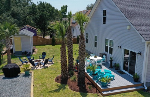 North Carolina Coast House | Sunny days always inside and out…cheer of Christmas all around!