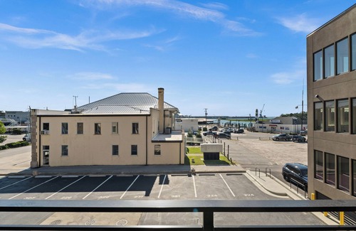 Morehead City Condo | Sunny Days Retreat - Waterfront Getaway in the Heart of Morehead City!