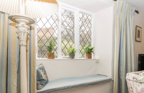 Broadwindsor Cottage | SUNNY DELL COTTAGE, pet friendly, with open fire in Bridport