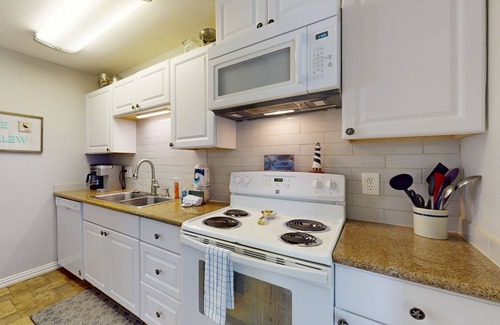 Galveston House | Sunny, dog-friendly retreat with furnished deck - walk to the beach