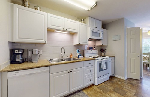 Galveston House | Sunny, dog-friendly retreat with furnished deck - walk to the beach