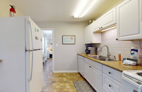 Galveston House | Sunny, dog-friendly retreat with furnished deck - walk to the beach