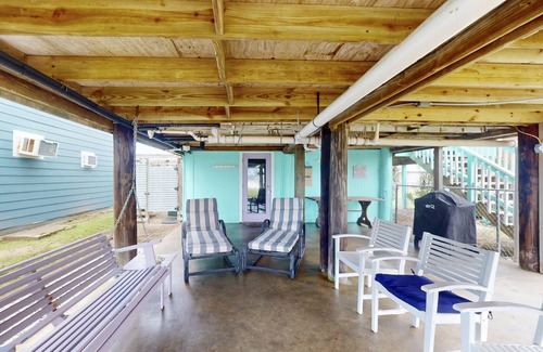 Galveston House | Sunny, dog-friendly retreat with furnished deck - walk to the beach