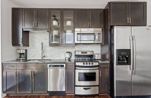Waller Creek District Apartment | Sunny Downtown Austin 1BR w/Gym, Pool & W/D, nr Rainey St, by Blueground