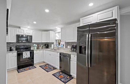 Pinellas Park House | Sunny Escape in Pinellas Park