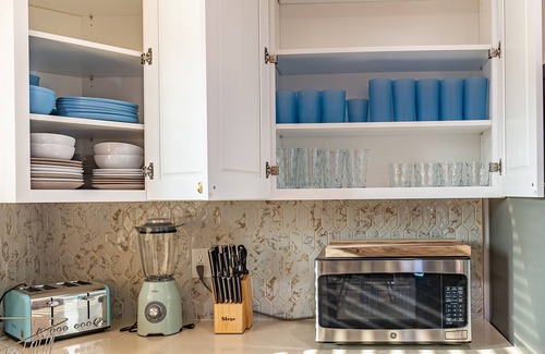 Riverside House | Sunny Escape with Pool near colleges, park, shopping, restaurants, convention